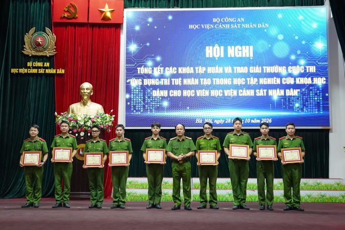 Lãnh đạo Học viện CSND khen thưởng các học viên đạt giải cao tại cuộc thi.