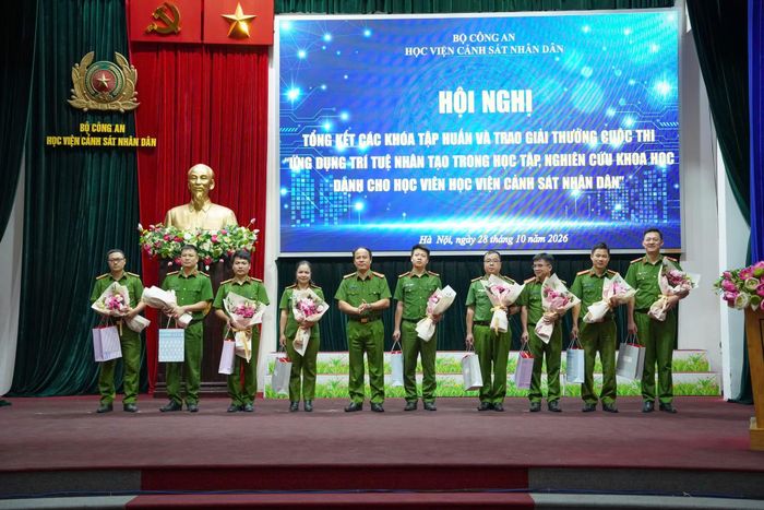  Lãnh đạo Học viện CSND tặng quà cán bộ, giảng viên có nhiều đóng góp trong công tác tập ﻿huấn sử dụng AI cho học viên. 