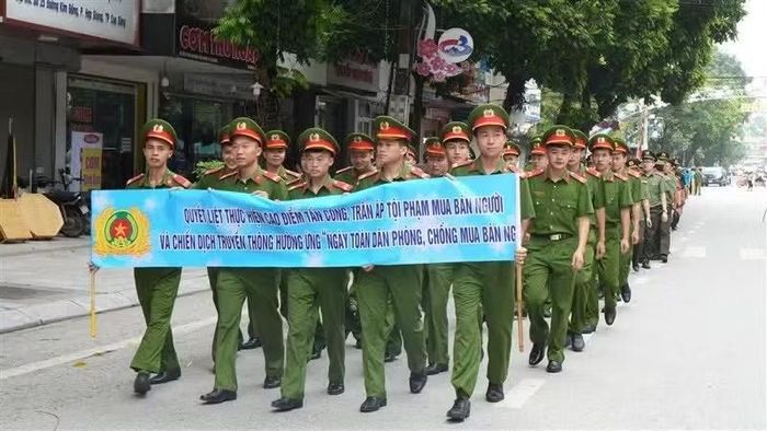 Cán bộ, chiến sĩ Công an tỉnh Cao Bằng diễu hành nâng cao nhận thức về phòng, chống tội phạm mua bán người. Ảnh: Nhân Dân.