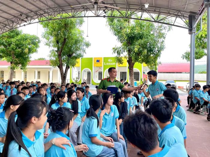 Cán bộ Phòng Cảnh sát hình sự Công an tỉnh Tuyên Quang tuyên truyền công tác phòng, chống mua bán người tới các em học sinh trên địa bàn.