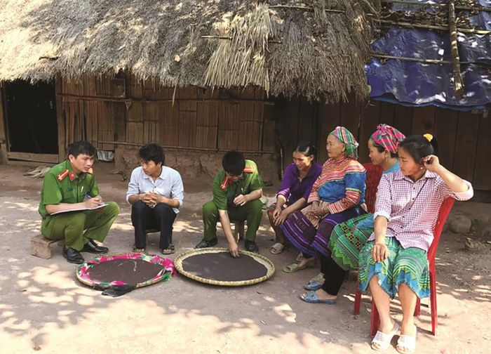 Tăng cường cán bộ Công an đến tận nhà bà con để tuyên truyền công tác phòng chống mua bán người ở vùng đồng bào dân tộc thiểu số. Ảnh: Vietnamnet.