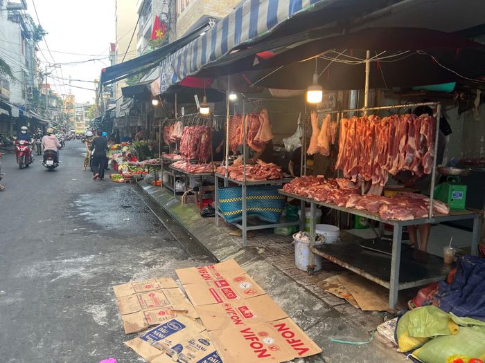 Sạp bán thịt heo tại một chợ trong khu dân cư.