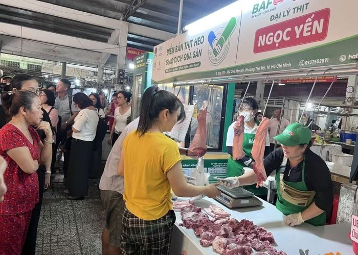 Sạp bán thịt heo trong chương trình “Tick xanh trách nhiệm” thực hiện tại chợ Tân Mỹ.