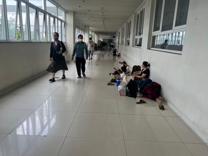 Người đến khám bệnh và người thân nằm nghỉ tại hành lang của Bệnh viện Ung Bướu cơ sở 2.