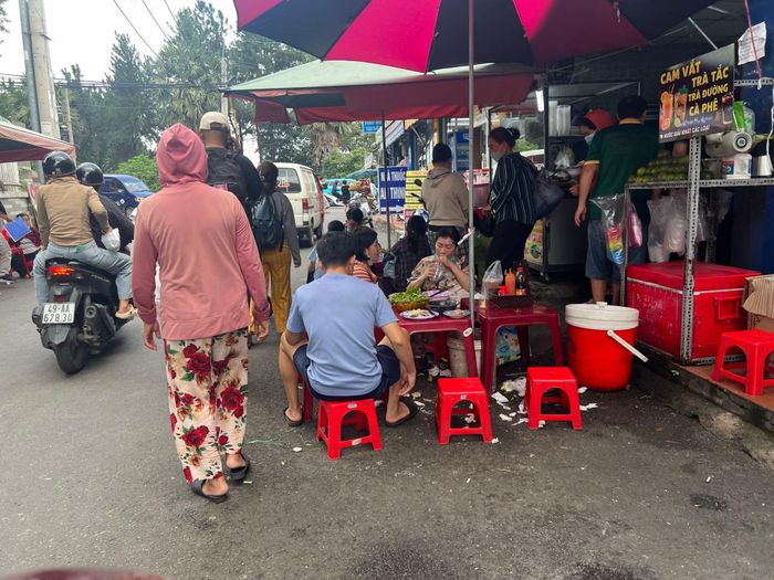 Thực phẩm ở lề đường như này người dân không thể biết có đảm bảo an toàn thực phẩm hay không.
