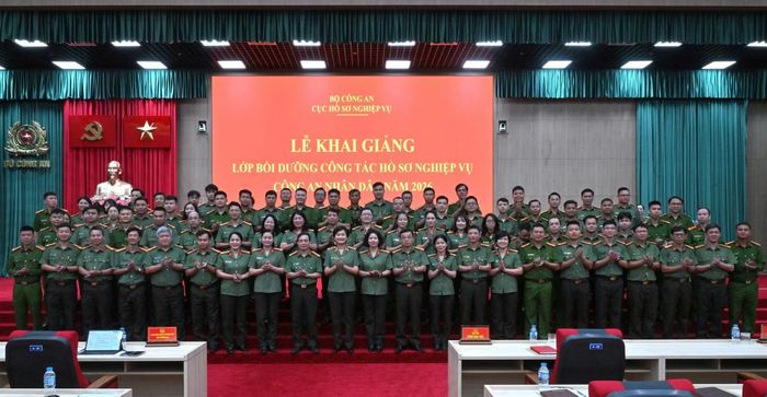 Các đại biểu dự lễ khai giảng chụp ảnh lưu niệm.