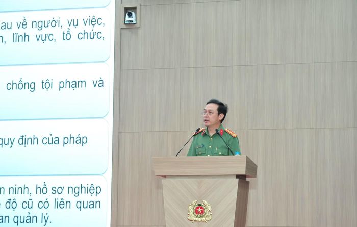 Đại tá Giang Văn Phú, Phó cục trưởng Cục Hồ sơ nghiệp vụ truyền đạt chuyên đề.