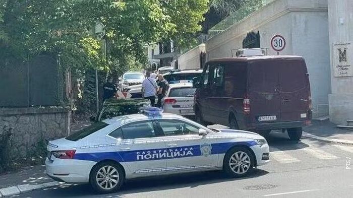 Cảnh sát Serbia bên ngoài Đại sứ quán Israel tại Belgrade. Ảnh: Ynetnews