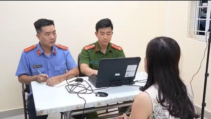  Cơ quan công an lấy lời khai đối tượng trong đường dây ma túy 