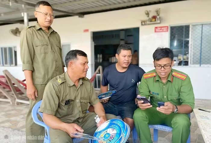 Công an phường Vĩnh Châu đến nhà hỗ trợ người dân cài đặt, sử dụng, tích hợp các giấy tờ trên ứng dụng VNeID và VneTraffic.