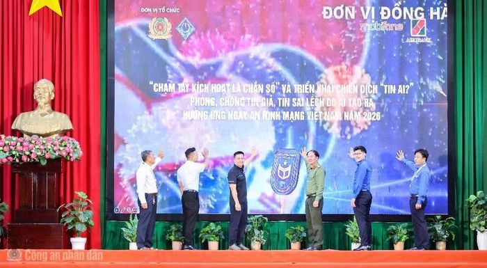Tọa đàm “Lá chắn số bảo vệ người dân - Vì một không gian mạng nhân văn cho mỗi người” tổ chức tại Đại học Cần Thơ.