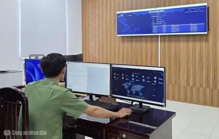 Cán bộ Phòng An ninh mạng trực 24/7 tại Trung tâm giám sát An ninh mạng (SOC) CATP Cần Thơ.