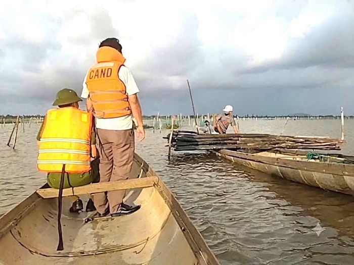 Kiểm tra, tuyên truyền người dân tự nguyện tháo dỡ dụng cụ lấn chiếm mặt nước đầm phá.