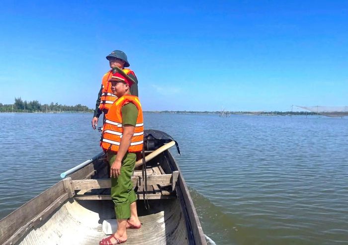 Công an xã Phú Vang và các đơn vị kiểm tra tình trạng lấn chiếm mặt nước đầm phá Tam Giang – Cầu Hai.