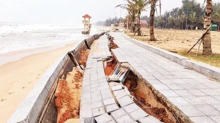 Hạ tầng du lịch trị giá hàng trăm tỉ đồng, mới được xây dựng trong thời gian ngắn, nay đã hoang tàn, đổ nát.