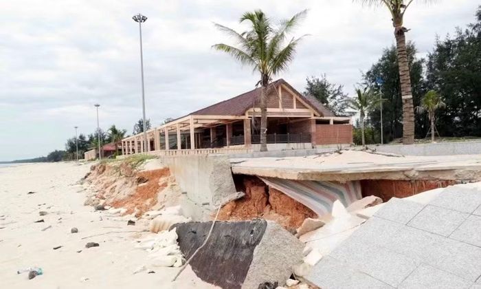 Toàn cảnh công trình bị bỏ không, vắng bóng khách tham quan, khiến người ta không khỏi xót xa trước hàng trăm tỉ đồng đã đầu tư cho hạ tầng du lịch nhưng chưa phát huy hiệu quả.