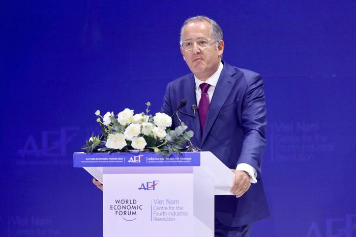 Ông Denis Depoux, Giám đốc Điều hành Toàn cầu Roland Berger phát biểu tham luận.