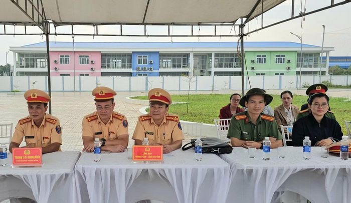 Đại biểu chứng kiến công nhân tham gia thực hành trên sa hình với 11 tình huống giao thông.