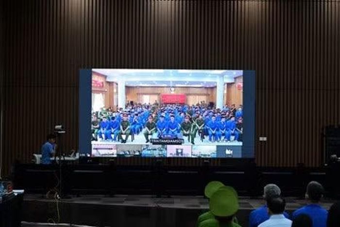 Hình ảnh các bị cáo được xét xử trực tuyến tại điểm cầu Trại tạm giam số 1 Công an TP Hà Nội.