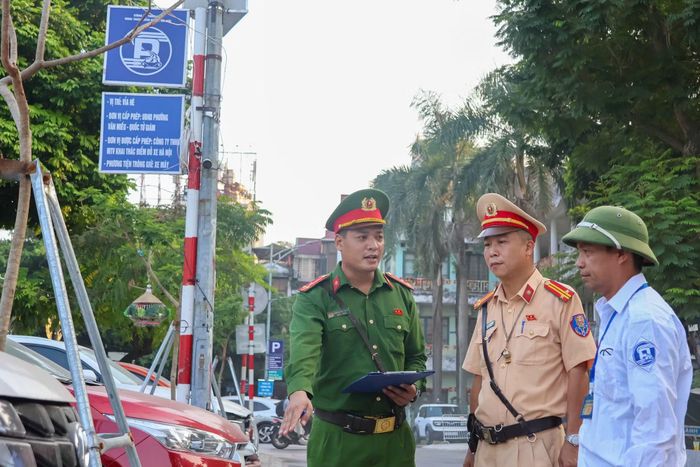 Công an phường Văn Miếu - Quốc Tử Giám tiến hành lập biên bản vi phạm đối với Công ty TNHH MTV Khai thác điểm đỗ xe Hà Nội.