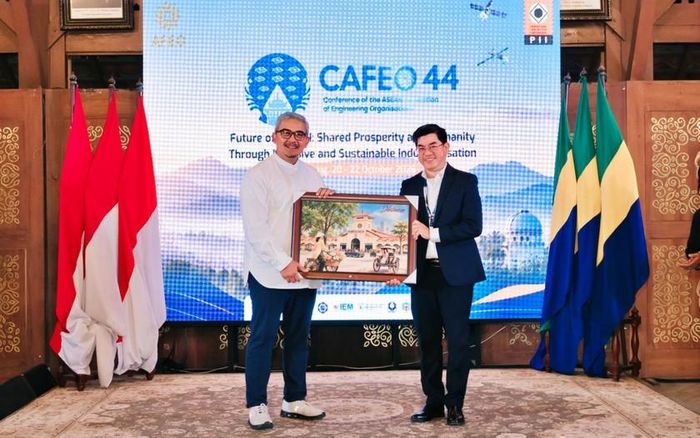 Ông Bùi Hải Thành, Phó TGĐ đại diện đoàn EVNHCMC tặng quà lưu niệm cho ông Muhammad Farhan, Thị trưởng TP Bandung, Cộng hòa Indonesia - Đơn vị đăng cai tổ chức.