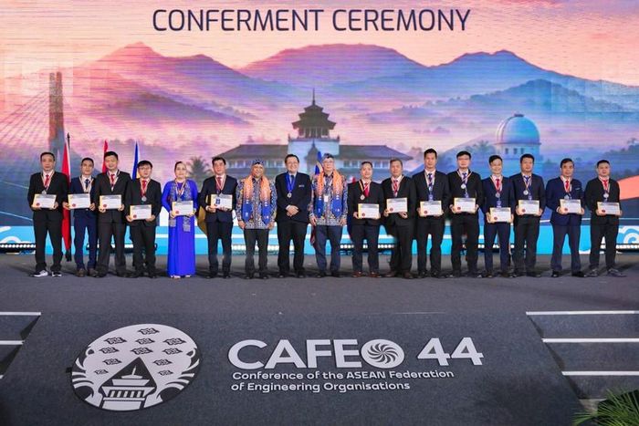Các tân kỹ sư Asean của EVNHCMC và đoàn công tác.