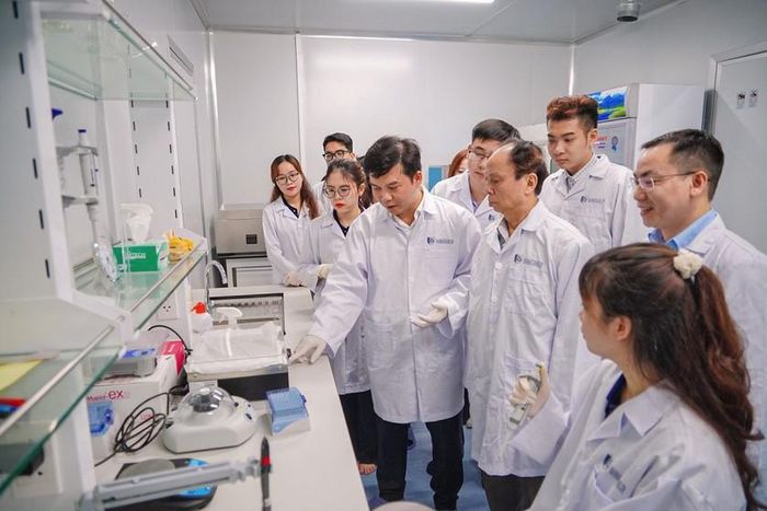 Các thành viên “Nhóm nghiên cứu liên ngành về Y sinh và Sức khoẻ” của Trường Quốc tế, Đại học Quốc gia Hà Nội, làm việc trong phòng thí nghiệm. Ảnh: IS