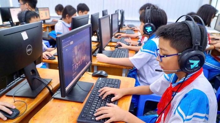 Học sinh Trường Tiểu học Nguyễn Huệ (phường Bến Thành, Thành phố Hồ Chí Minh) trong các tiết học AI.