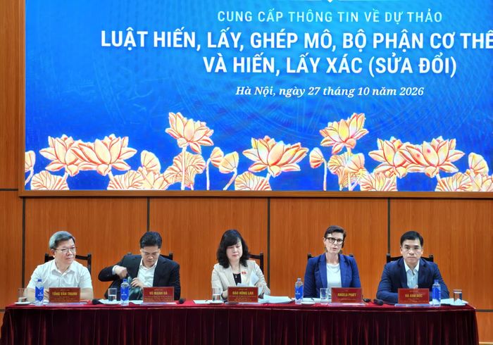Bộ trưởng Bộ Y tế Đào Hồng Lan; Thứ trưởng Thường trực Bộ Y tế Vũ Mạnh Hà; ông Tống Văn Thanh - Vụ trưởng Vụ Báo chí xuất bản, Ban Tuyên giáo Trung ương; TS. Angela Pratt - Trưởng Đại diện Tổ chức Y tế thế giới tại Việt Nam và Cục trưởng Cục Quản lý Khám chữa bệnh Hà Anh Đức tại buổi họp báo. Ảnh: Bộ Y tế