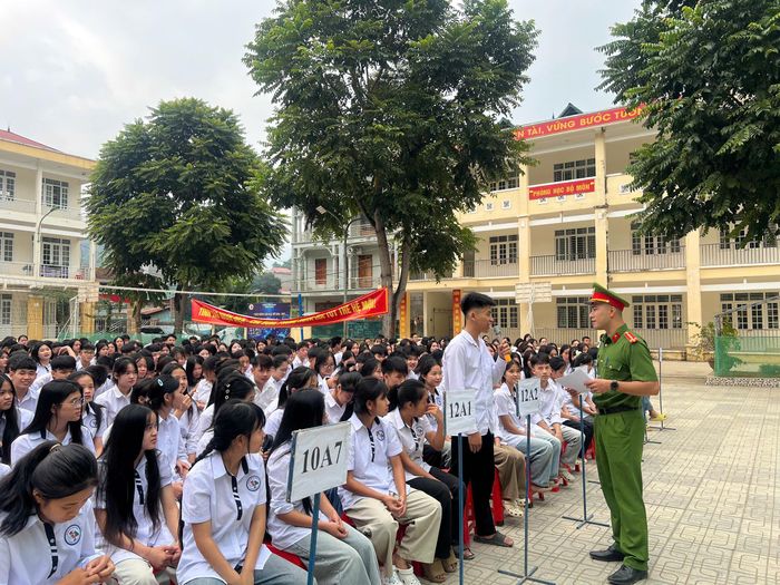 Tuyên truyền, phổ biến, giáo dục pháp luật về phòng, chống ma túy tại Trường THPT Bảo Lạc.