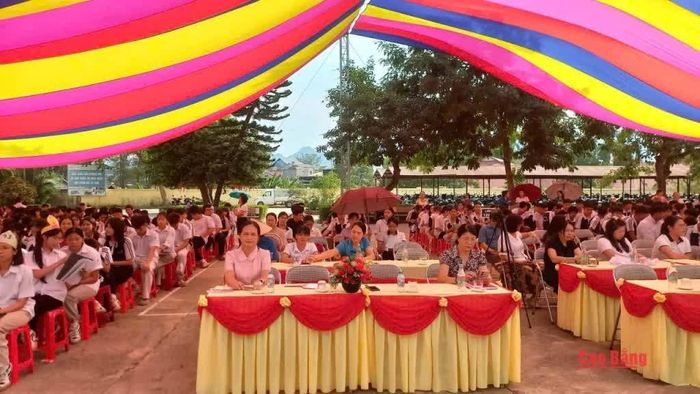 Cán bộ, giáo viên và học sinh tham dự chương trình.
