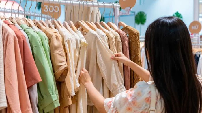 Người tiêu dùng lựa chọn quần áo mới hoặc các sản phẩm giảm giá mùa cũ, phù hợp với nhu cầu sử dụng và khả năng chi tiêu.