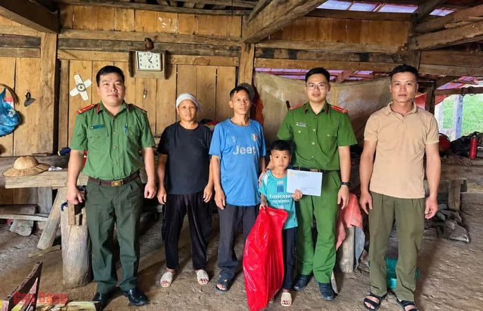 Công an xã Phan Thanh nhận đỡ đầu, hỗ trợ trẻ hoàn cảnh khó khăn trên địa bàn xã.