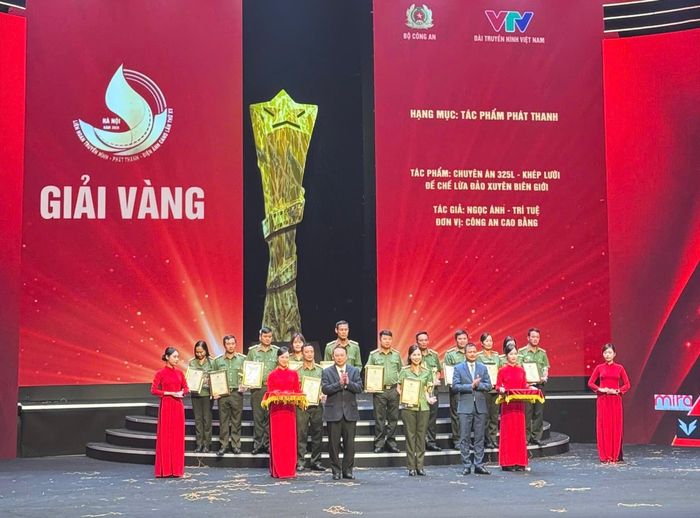 Đại diện nhóm tác giả Công an tỉnh Cao Bằng nhận giải vàng hạng mục phát thanh.