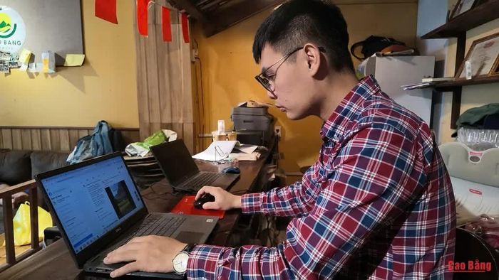 Khách hàng và cơ sở cung cấp dịch vụ trao đổi thông tin thông qua các nền tảng số.