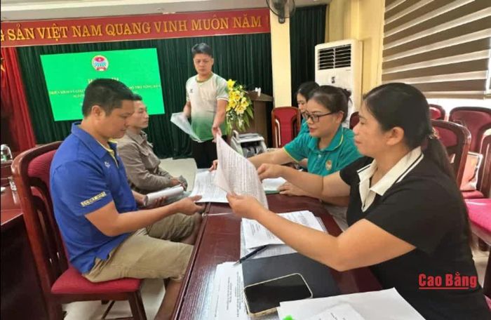 Các hộ nhận tiền giải ngân.