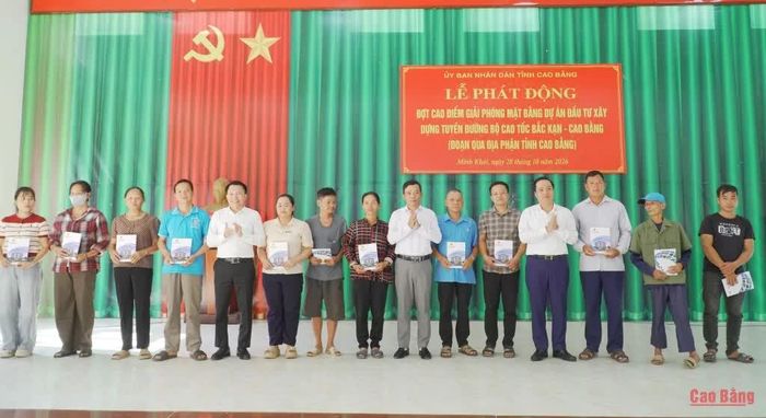 Chủ tịch UBND tỉnh Lê Hải Hòa, Phó Chủ tịch Thường trực UBND tỉnh Lương Tuấn Hùng và lãnh đạo xã Minh Khai tặng quà cho các hộ dân gương mẫu trong công tác giải phóng mặt bằng dự án.