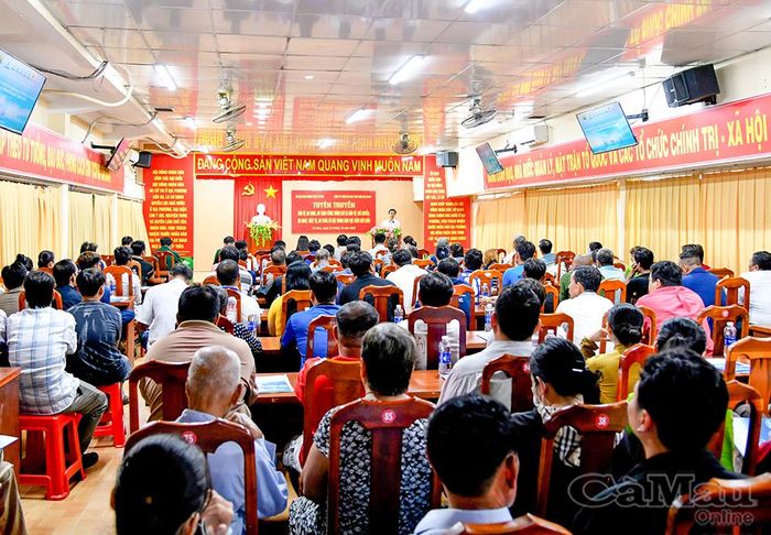 Các đơn vị phối hợp tổ chức tuyên truyền, phổ biến pháp luật cho ngư dân tại khu vực biên giới biển tỉnh Cà Mau.