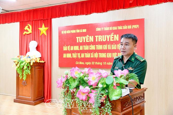 Thượng tá Võ Minh Đương, Phó Chủ nhiệm Chính trị BĐBP tỉnh Cà Mau, tuyên truyền các quy định về chống khai thác IUU cho ngư dân xã Sông Đốc.