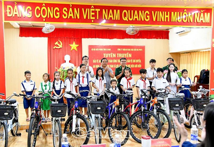 Trao tặng xe đạp cho học sinh có hoàn cảnh khó khăn tại khu vực biên giới biển, góp phần tiếp sức các em đến trường.