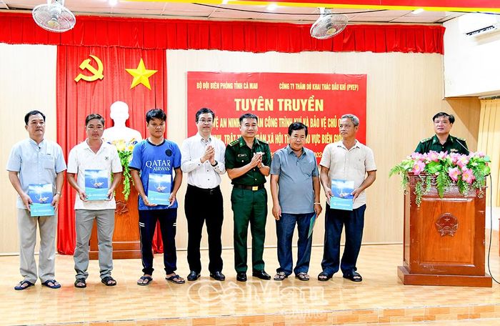 Các đơn vị khen thưởng, động viên những ngư dân tiêu biểu trong công tác bảo vệ các công trình dầu khí trên biển.