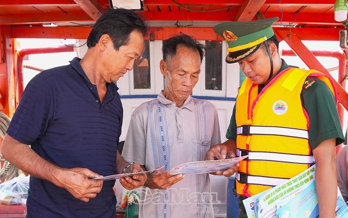 Cán bộ Đồn Biên phòng Sông Đốc trực tiếp đến các tàu cá tuyên truyền, vận động ngư dân nâng cao ý thức chấp hành pháp luật và bảo đảm an toàn khi hoạt động trên biển.