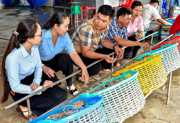 Anh Phạm Ngọc Thạch (thứ ba từ trái sang) chia sẻ về hoạt động sản xuất - kinh doanh của Công ty TNHH MTV Thuỷ sản Ngọc Thạch với lãnh đạo địa phương.