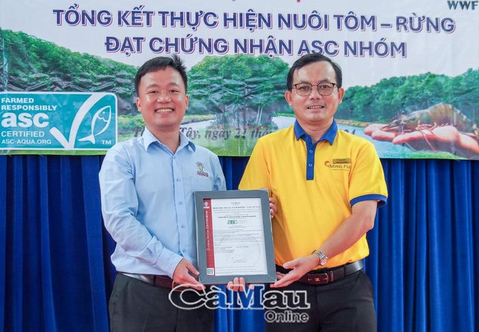 Ông Lâm Thái Xuyên, Giám đốc Công ty TNHH Xã hội Tôm chứng nhận Minh Phú, công bố chứng nhận ASC vùng tôm - rừng đầu tiên tại xã Tân Ân, năm 2024.