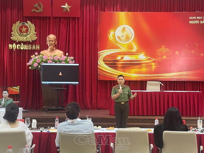  Đại uý Nguyễn Thanh Bảo (đơn vị Công an tỉnh Cà Mau) tham gia phần thi phát thanh viên, người dẫn chương trình tại Liên hoan.