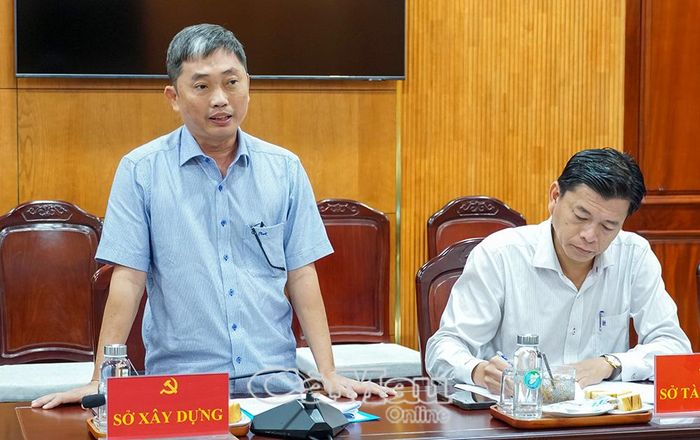Phó Giám đốc Sở Xây dựng Lâm Tú Thanh thông tin về đóng góp của hoạt động vận tải hàng hoá và vận tải hành khách đối với tăng trưởng kinh tế.