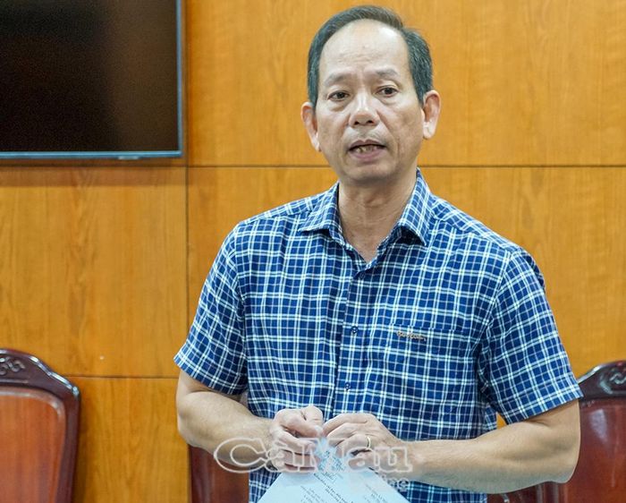 Giám đốc Sở Công Thương  Nguyễn Chí Thiện trao đổi về tình hình tăng trưởng khu vực công nghiệp - xây dựng và dịch vụ trong quý III.