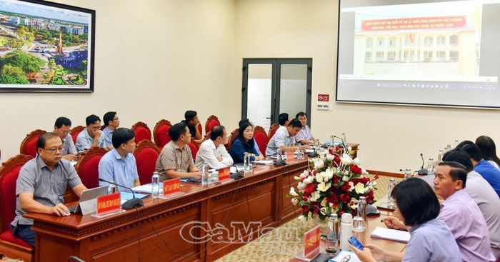 Đại biểu xem video trình chiếu tại cuộc họp về các công trình nâng cấp cơ sở giáo dục tại xã Phước Long.