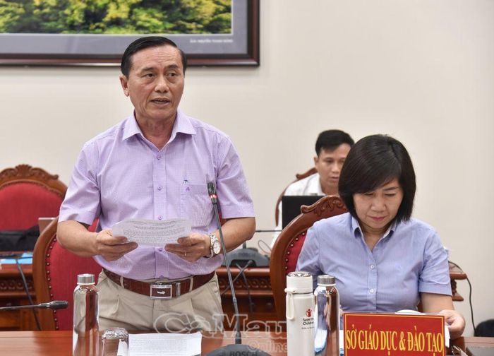 Ông Nguyễn Phước Cang, Phó Trưởng phòng Kế hoạch - Tài chính, Sở Giáo dục và Đào tạo, báo cáo công tác chuẩn bị tổ chức lễ khánh thành các cơ sở giáo dục tại xã Phước Long.