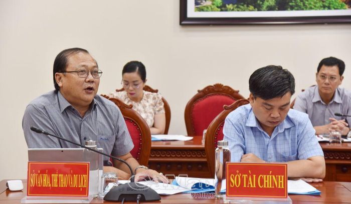 Ông Nguyễn Văn Đen, Phó Giám đốc Sở Văn hoá, Thể thao và Du lịch, góp ý nội dung video trình chiếu, đề nghị bổ sung hình ảnh minh hoạ cơ sở vật chất các trường để tăng tính sinh động.